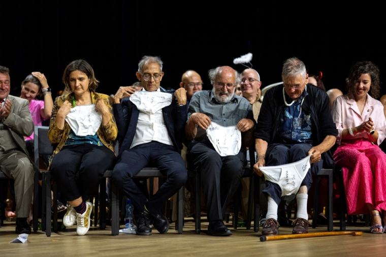 Optimized urinals, buried underwear lauded at Ig Nobels