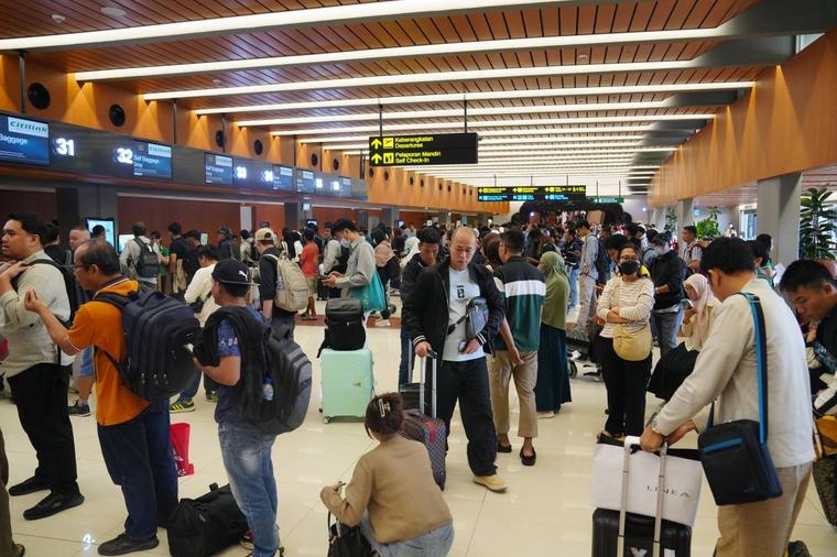 Indonesia cancels flights at Jakarta airport as Anak Krakatau volcano erupts